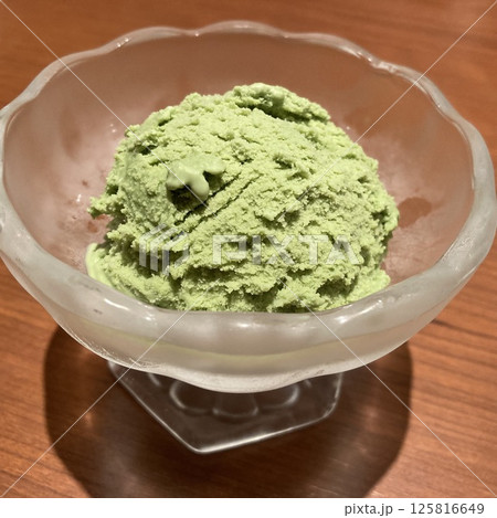抹茶のアイスクリーム、レストランのデザート 125816649