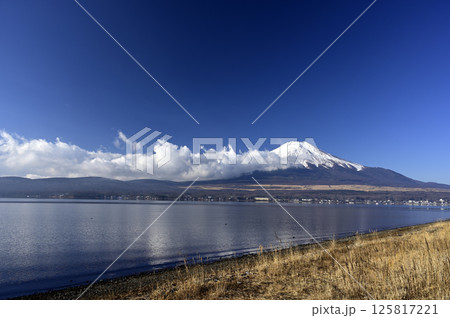 2月、朝の富士山 (撮影地：山中湖、長池親水公園付近) 125817221
