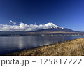 2月、朝の富士山 (撮影地：山中湖、長池親水公園付近) 125817222