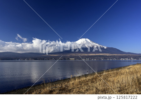 2月、朝の富士山 (撮影地：山中湖、長池親水公園付近) 125817222