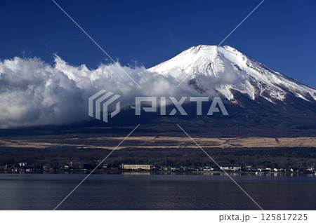 2月、朝の富士山 (撮影地：山中湖、長池親水公園付近) 125817225
