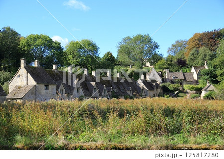 コッツウォルズの風景（Bibury） 125817280