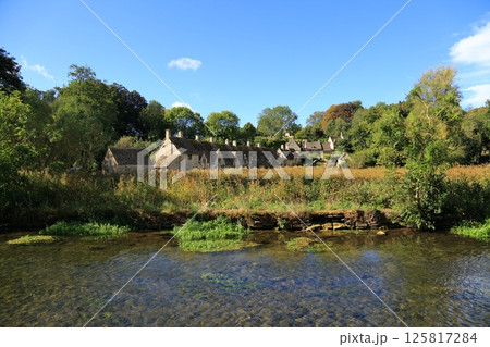 コッツウォルズの風景（Bibury） 125817284