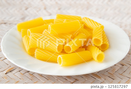 皿に盛られたリガトーニ　ショートパスタ　乾麺 125817297