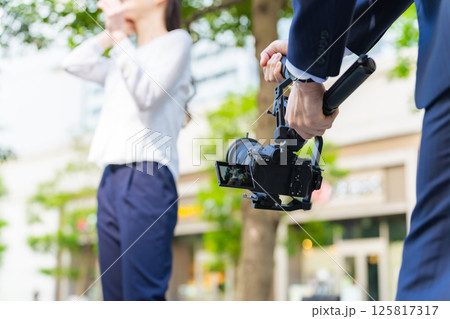 女性モデルをジンバルカメラで撮影する男性カメラマン 125817317