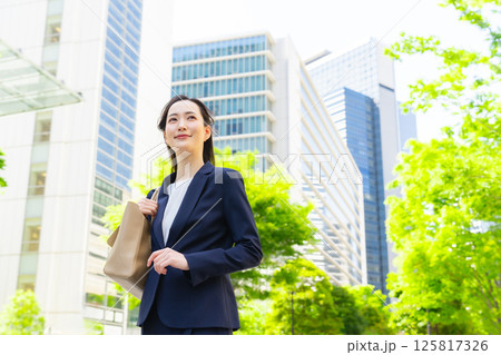 新緑の街を歩く女性ビジネスパーソン 新緑の街を歩く女性ビジネスパーソン 125817326