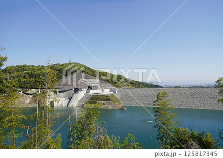 大阪　茨木市　安威川ダムとダム湖　（晩春） 125817345