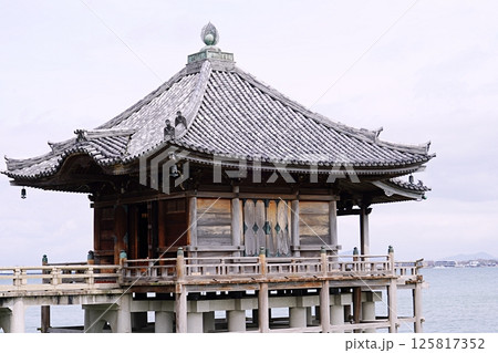 滋賀　大津　浮御堂（満月寺）（晩春） 125817352
