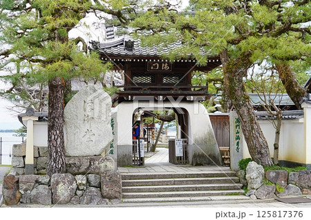 滋賀 大津 満月寺の山門(晩春) 滋賀 大津 満月寺の山門(晩春) 125817376