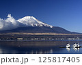 富士山、山中湖、早朝、富士五湖、夜明け前、甲信越、山梨県、山中湖村、雪、雪の富士山、紅富士、長池親水 125817405