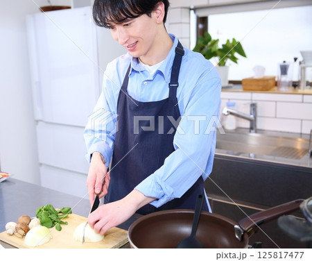 男性のキッチン　料理イメージ 125817477