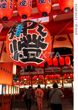京都・伏見稲荷大社 宵宮祭、楼門下の夜に灯る大提灯 125818058