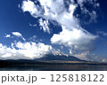 2月、朝の富士山 (撮影地：山中湖、山中湖交流プラザ きらら付近) 125818122