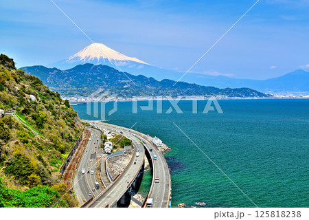 静岡県　薩埵峠からの富士山 125818238