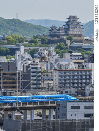 ワンピース新幹線せとうちブルー号　姫路を駆け抜ける 125818269