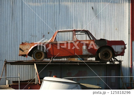 【AI生成】スクラップカー - 朽ち果てた乗用車 9401017 125818296