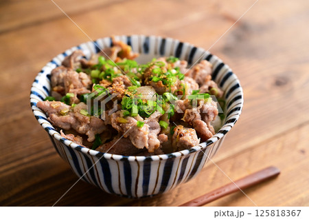 ネギ塩豚丼 125818367