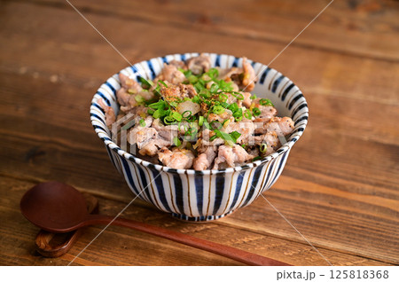 ネギ塩豚丼 125818368