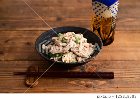 鶏むね肉の梅マヨゴマ和え 125818385