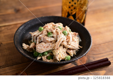 鶏むね肉の梅マヨゴマ和え 125818388