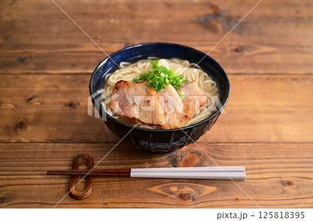 味噌漬け豚をのせた沖縄そば 125818395