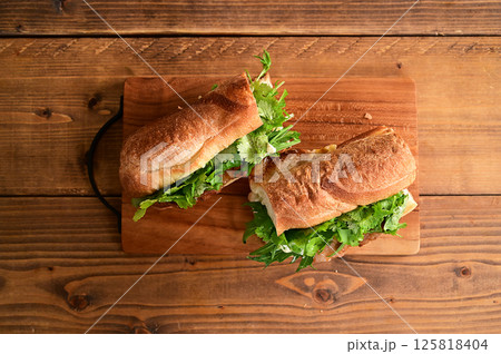 豚バラ肉の味噌漬けバケットサンド 125818404