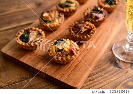 ほうれん草のタルトキッシュ ほうれん草のタルトキッシュ 125818418