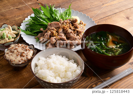 一汁二菜 豚のネギ塩炒めと枝豆とササミのマヨネーズ和え 一汁二菜 豚のネギ塩炒めと枝豆とササミのマヨネーズ和え 125818443