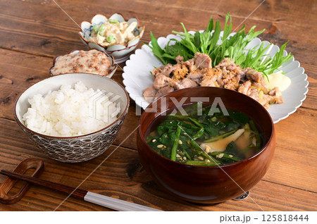 一汁二菜 豚のネギ塩炒めと枝豆とササミのマヨネーズ和え 一汁二菜 豚のネギ塩炒めと枝豆とササミのマヨネーズ和え 125818444