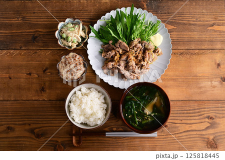 一汁二菜　豚のネギ塩炒めと枝豆とササミのマヨネーズ和え 125818445