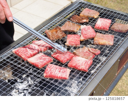 肉を焼いているバーベキュー風景 125818657