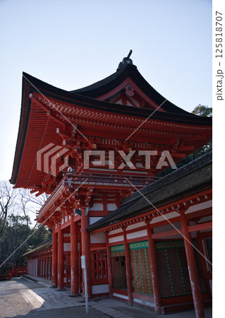 下鴨神社 青空と朱色のコントラストが美しい楼門3 下鴨神社 青空と朱色のコントラストが美しい楼門3 125818707