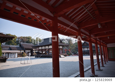 下鴨神社 楼門の廻廊から見る静寂に包まれる境内1 下鴨神社 楼門の廻廊から見る静寂に包まれる境内1 125819069