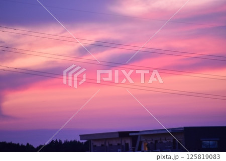 市街地の夕焼けの空 市街地の夕焼けの空 125819083