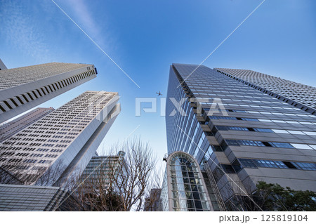 太陽の光が綺麗な東京のビル群 太陽の光が綺麗な東京のビル群 125819104