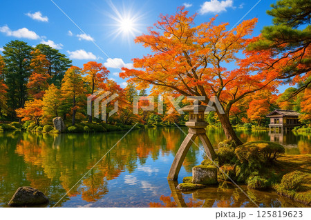 兼六園の紅葉　徽軫灯籠と霞ケ池に映える景観　 125819623