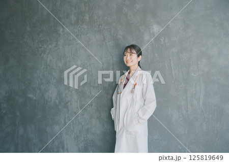 若い女性医師 若い女性医師 125819649