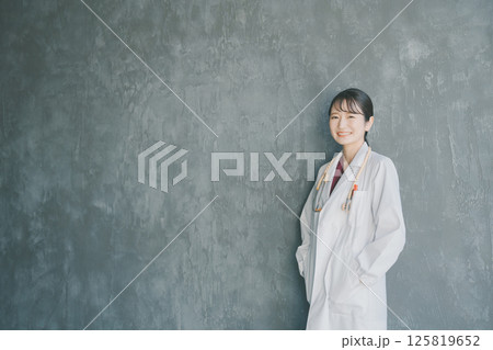 若い女性医師 125819652