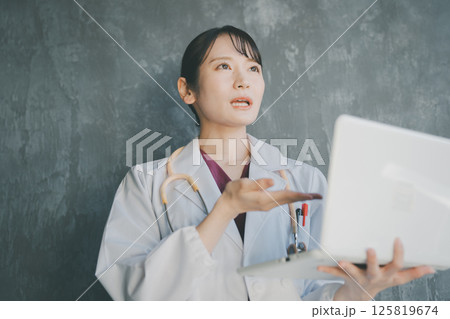 カンファレンスに参加する女性医師 カンファレンスに参加する女性医師 125819674