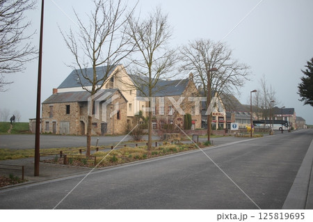 フランス　ノルマンディー地方　旧市街　古民家 125819695