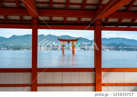Itsukushima Shrine and iconic torii gate on Miyajima island, Japan Itsukushima Shrine and iconic torii gate on Miyajima island, Japan 125819727