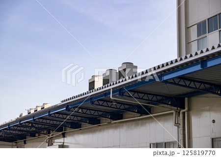 工場屋根の室外機 125819770