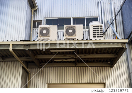 工場屋根の室外機 工場屋根の室外機 125819771