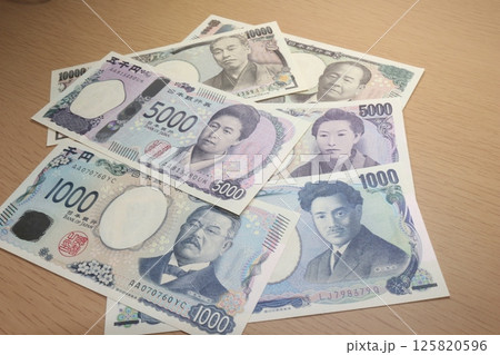 新旧の紙幣 125820596