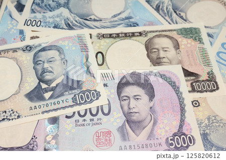 現在のお札の肖像画 125820612