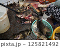 ベトナムの市場で魚をさばく 125821492