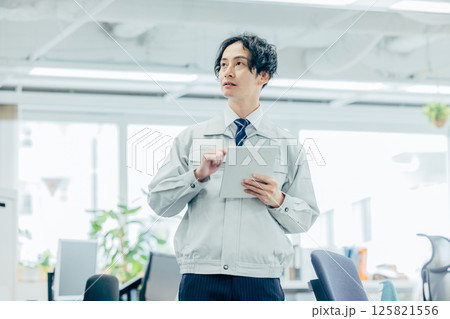 オフィスで働く作業員 オフィスで働く作業員 125821556