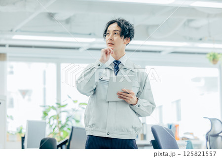 オフィスで働く作業員 オフィスで働く作業員 125821557