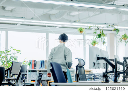 作業着を着た男性 後ろ姿 作業着を着た男性 後ろ姿 125821560