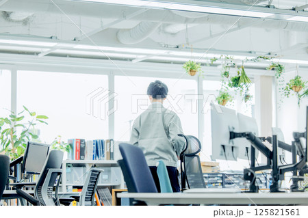 作業着を着た男性　後ろ姿 125821561